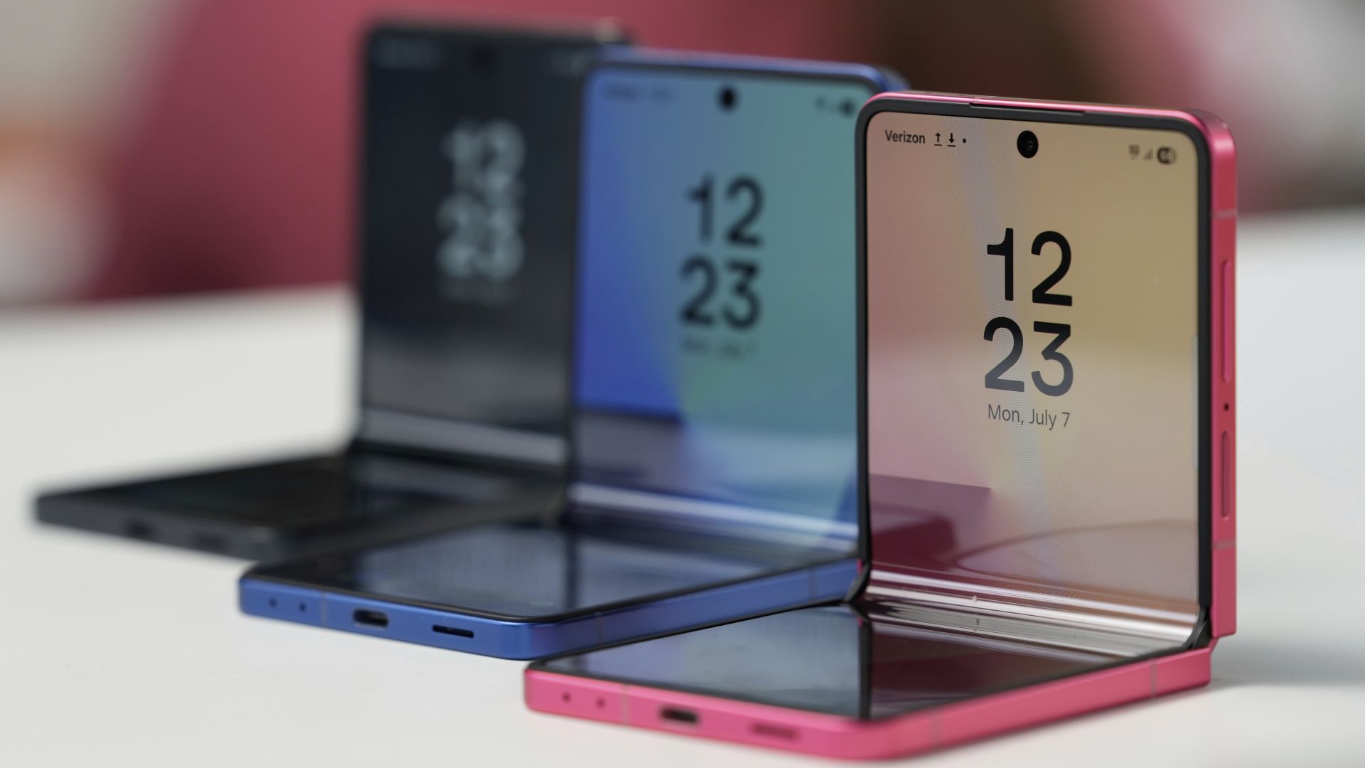 Die drei Farb-Varianten des Klapphandys Galaxy Z Flip7 sind in New York ausgestellt