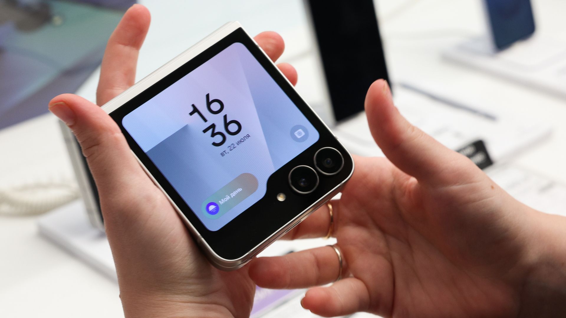 Eine Person hält das zugeklappte Galaxy Z Flip7 in den Händen.