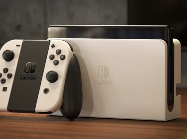 Die Nintendo Switch OLED in weiß mit zwei Joy-Con und der Station.