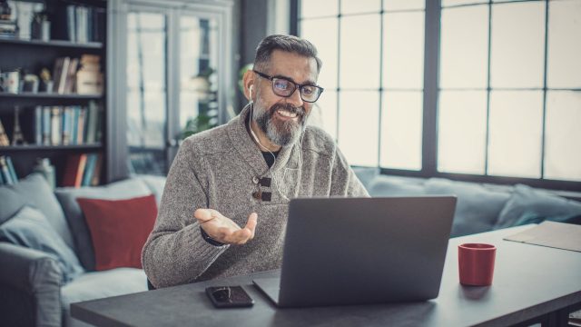 Vodafone Upload-Probleme: Mann sitzt vor Laptop und scheint eine Erkenntnis zu haben.