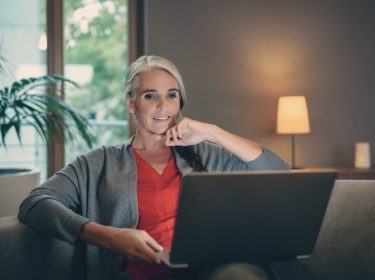 Vodafone 2-Faktor-Authentifizierung: Frau mit grauen Haaren sitzt vor ihrem Laptop.