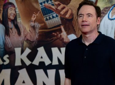 Michael Bully Herbig steht vor einem Poster seines Films 