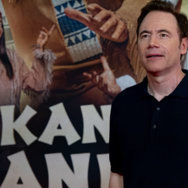 Michael Bully Herbig steht vor einem Poster seines Films 