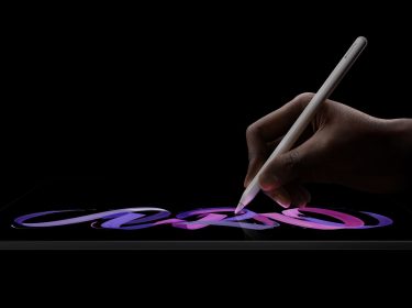 Hand malt mit Apple Pencil Pro auf dem Display des Tablets iPad Pro 2025