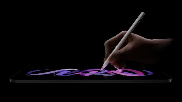Hand malt mit Apple Pencil Pro auf dem Display des Tablets iPad Pro 2025