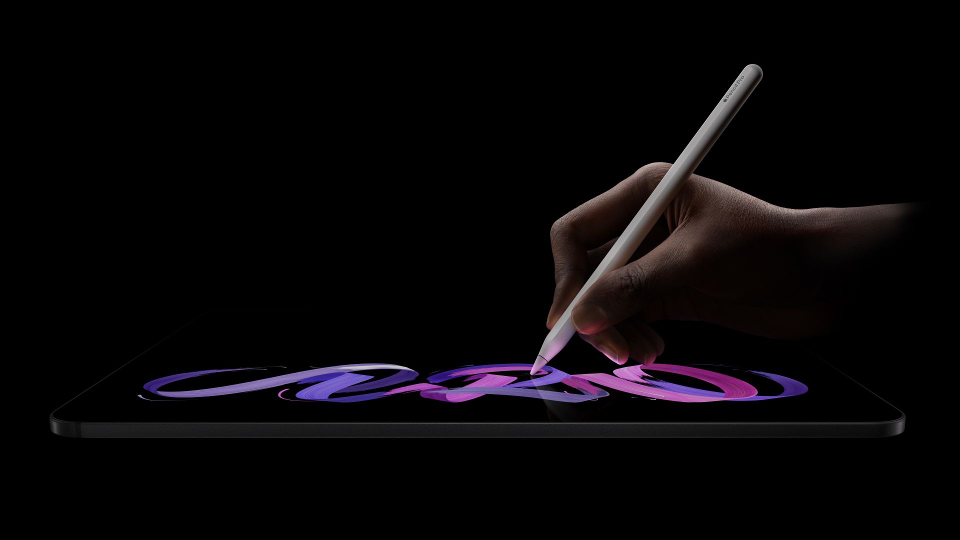 Hand malt mit Apple Pencil Pro auf dem Display des Tablets iPad Pro 2025