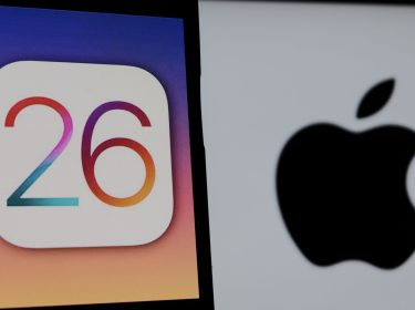 Auf einem Smartphone ist das Logo von iOS 26 zu sehen.