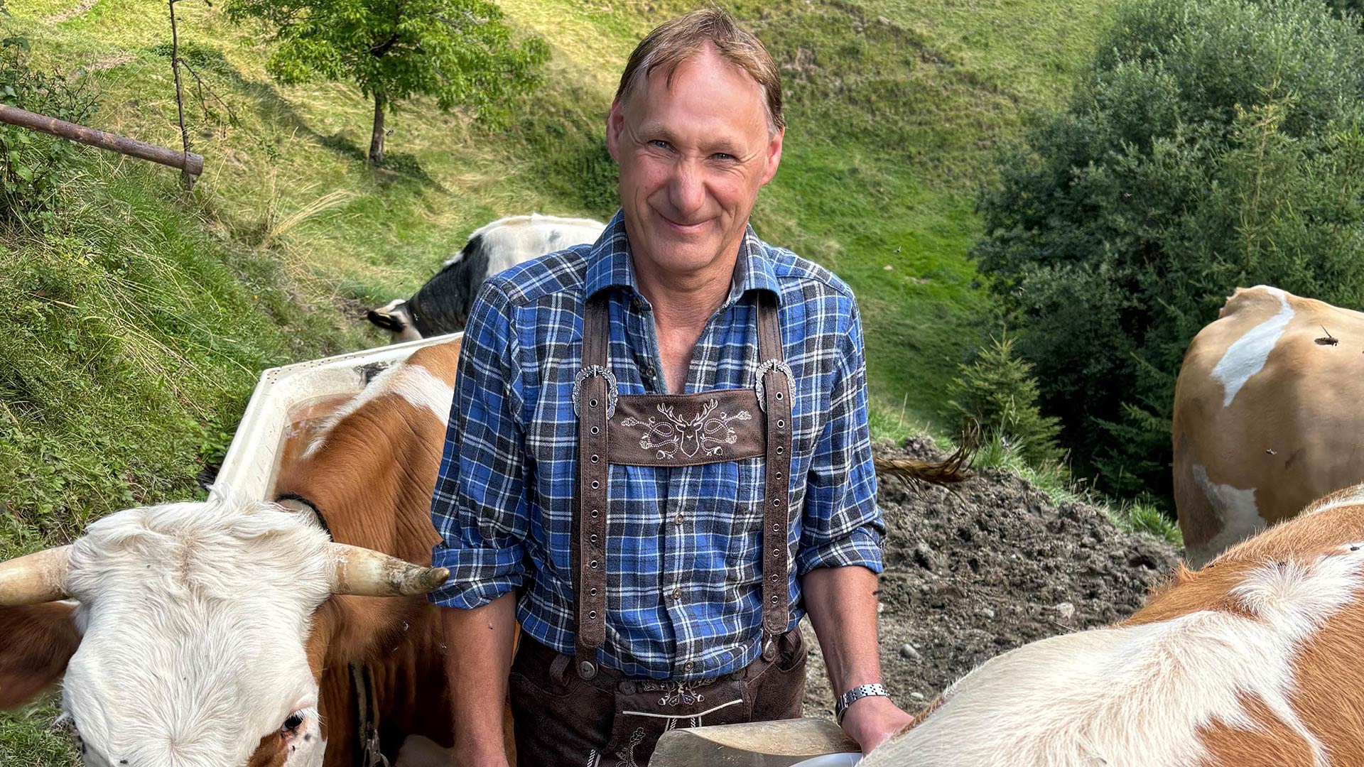 Auf dem Bild zu Bauer sucht Frau International 2026 ist ein Landwirt in Lederhose und kariertem Hemd zu sehen.