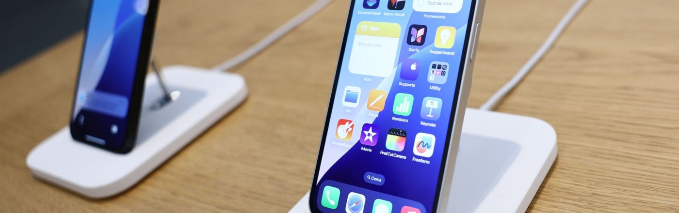 Das iPhone 16e ist in einem Apple Store in Milan, Italien, ausgestellt.