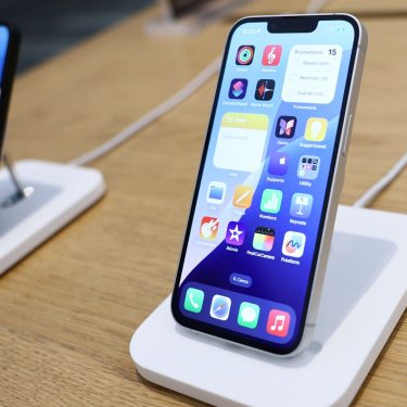 Das iPhone 16e ist in einem Apple Store in Milan, Italien, ausgestellt.