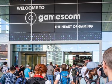 Das Bild zeigt den Eingangsbereich der Koelnmesse während der gamescom.