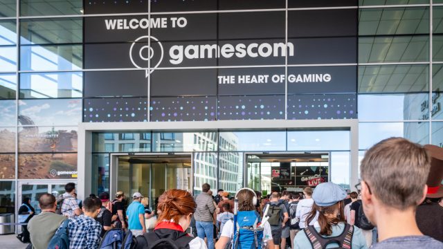 Das Bild zeigt den Eingangsbereich der Koelnmesse während der gamescom.