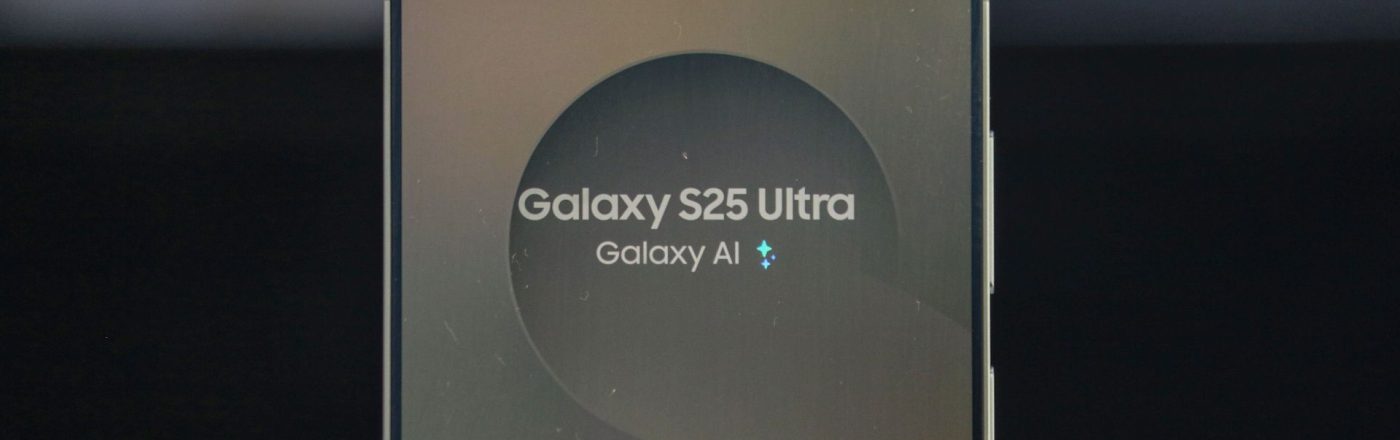 Das Galaxy S25 Ultra ist in einem Store in Indien ausgestellt.