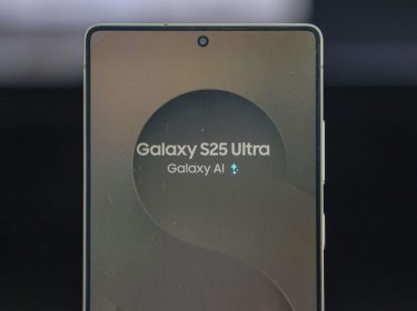 Das Galaxy S25 Ultra ist in einem Store in Indien ausgestellt.