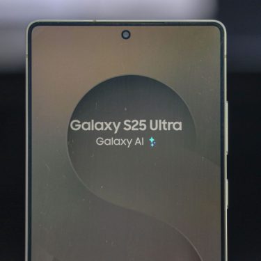 Das Galaxy S25 Ultra ist in einem Store in Indien ausgestellt.