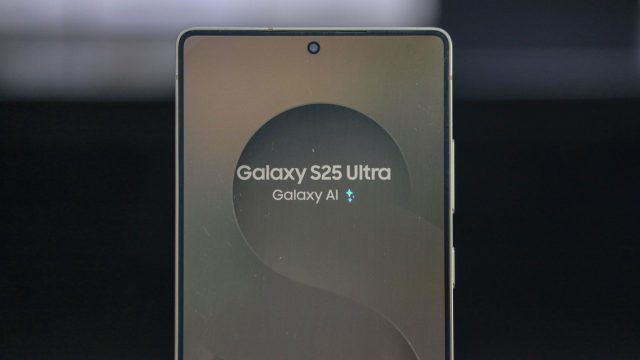 Das Galaxy S25 Ultra ist in einem Store in Indien ausgestellt.