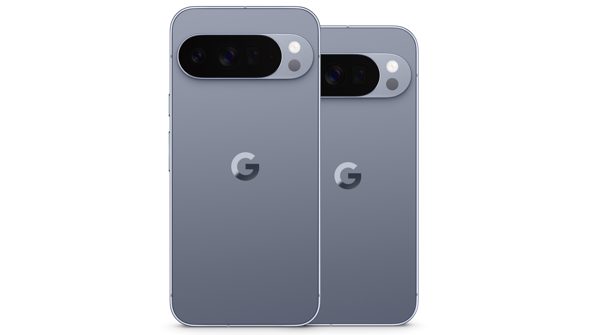 Auf dem Bild sind zwei Geräte aus der Google Pixel 10-Reihe zu sehen: links das größere Google Pixel 10 Pro XL, rechts daneben das Google Pixel 10 Pro – beide in der Farbe Moonstone (Grau). Die Rückseiten zeigen das Kamera-Element mit drei Linsen, Blitz und einem schlichten „G“-Logo auf mattem Gehäuse.
