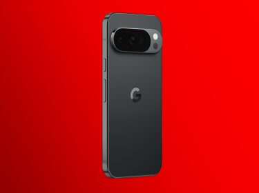 Das Bild zeigt das Google Pixel 10 Pro XL aus der Google Pixel 10-Reihe in der Farbe Obsidian (Schwarz), schwebend vor einem kräftig roten Hintergrund. Zu sehen ist die Rückseite mit dem auffälligen Kamera-Element, bestehend aus drei Linsen, LED-Blitz und mattem Gehäuse mit dem typischen „G“-Logo.