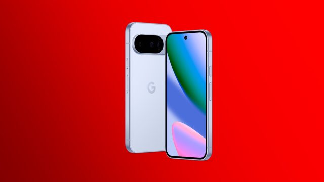 Das Bild zeigt das Google Pixel 10 aus der Google Pixel 10-Reihe in der Farbe Frost (Hellblau) vor einem knallroten Hintergrund. Links ist die Rückseite mit der markanten Kameraleiste sichtbar, rechts die Vorderseite mit dem farbintensiven Display und zentrierter Frontkamera. Die Aluminiumrahmen wirken kantig und hochwertig verarbeitet.