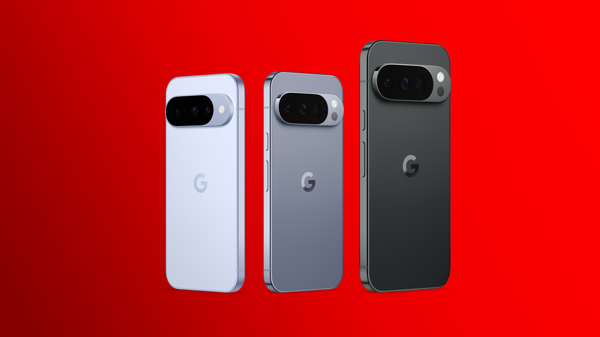 Das Bild zeigt drei Modelle aus der Google Pixel 10-Reihe nebeneinander: links das Google Pixel 10 in Hellblau (Frost), in der Mitte das Google Pixel 10 Pro in Moonstone (Grau) und rechts das größere Google Pixel 10 Pro XL in Obsidian (Schwarz). Alle Rückseiten zeigen das markante Kameraelement mit drei Linsen und das „G“-Logo vor rotem Hintergrund.