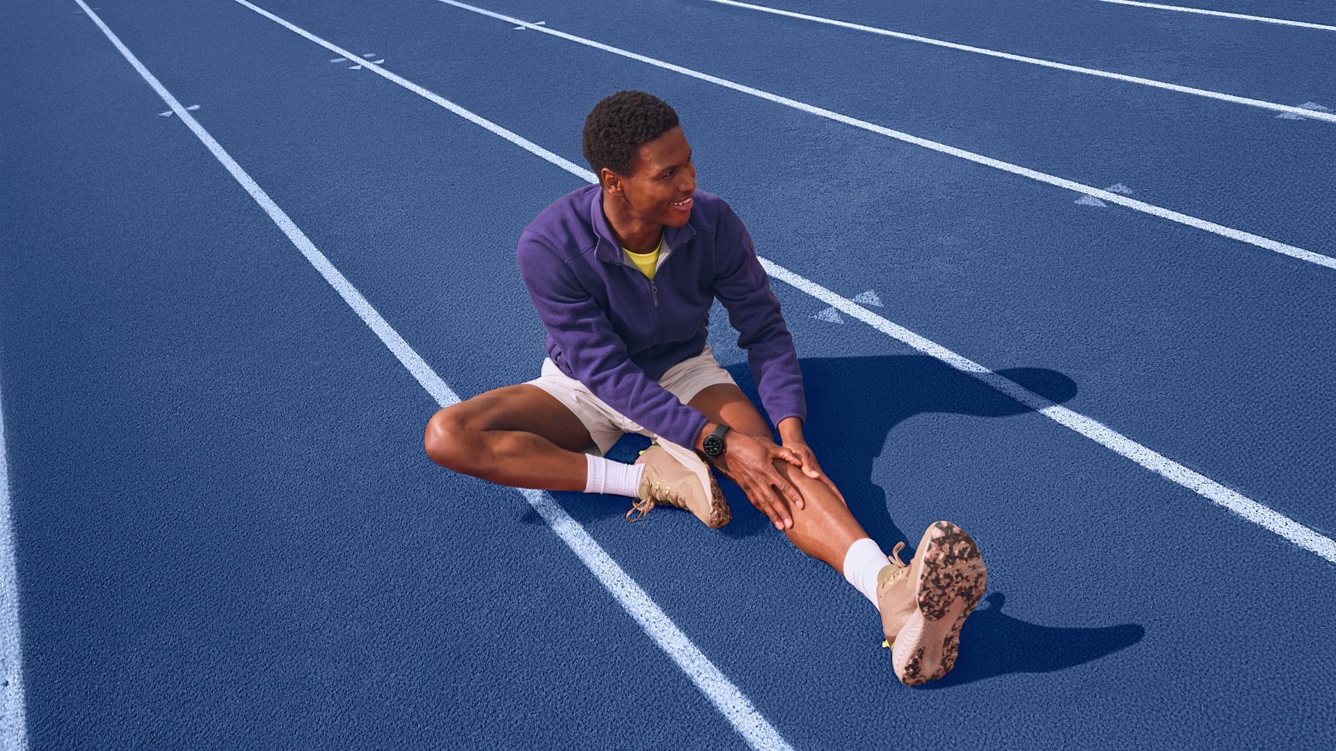 Mann sitzt auf dem Boden und trägt eine Pixel Watch 4.