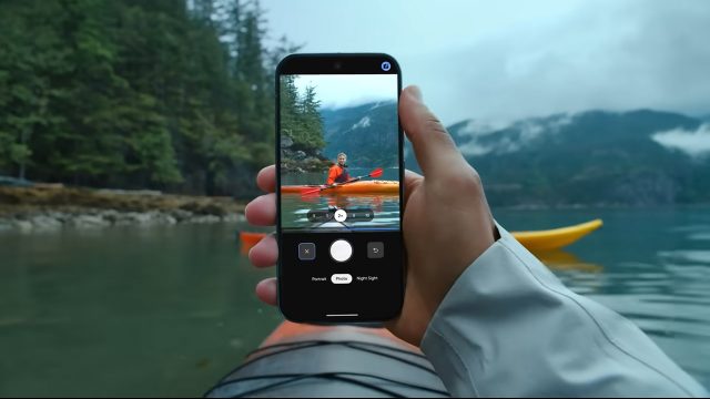 Jemand nimmt mit einem Google Pixel 10 ein Foto einer Kanufahrerin auf dem Wasser auf.