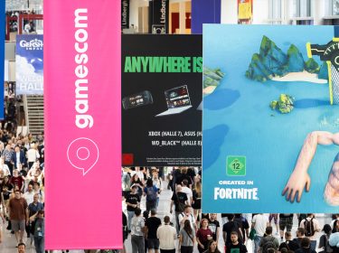 Auf dem Bild von der gamescom 2025 sind viele Besucher:innen auf dem Messegelände zu sehen. Über der Menge hängen große Banner mit dem Logo der Messe sowie Werbeplakate zu bekannten Videospielen.