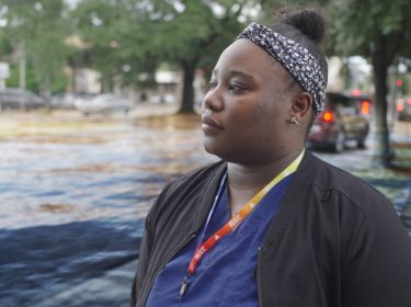 Produktionsstand aus der Doku „Katrina: Come Hell and High Water“ mit Leann Williams als abgebildeter Person.