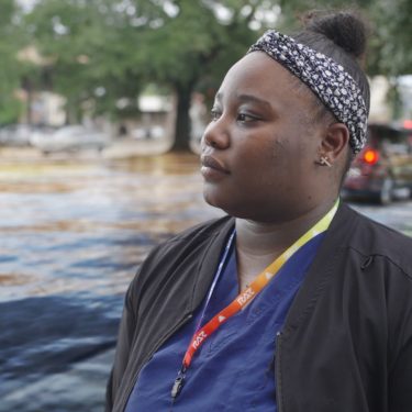 Produktionsstand aus der Doku „Katrina: Come Hell and High Water“ mit Leann Williams als abgebildeter Person.