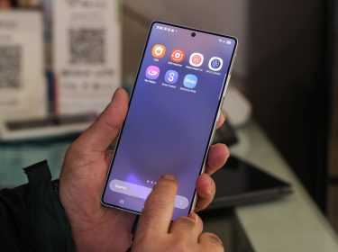 Mann tippt auf das Display des Galaxy S25 Ultra.