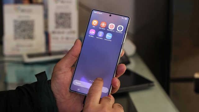 Mann tippt auf das Display des Galaxy S25 Ultra.