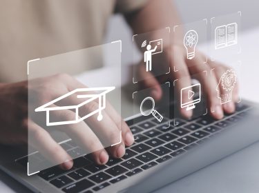 Eine Person tippt auf einem Laptop, während darüber digitale Icons zum Thema Bildung und Lernen eingeblendet sind – darunter ein Abschlusshut, ein Lehrer am Whiteboard, eine Glühbirne und ein Buchsymbol. Das Bild steht sinnbildlich für digitales Lernen und künstliche Intelligenz im Bildungsbereich und passt thematisch zum Einsatz von KI im ChatGPT Lernmodus.