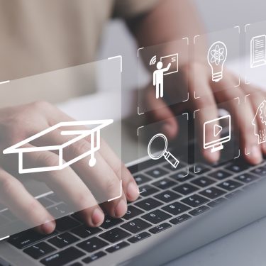Eine Person tippt auf einem Laptop, während darüber digitale Icons zum Thema Bildung und Lernen eingeblendet sind – darunter ein Abschlusshut, ein Lehrer am Whiteboard, eine Glühbirne und ein Buchsymbol. Das Bild steht sinnbildlich für digitales Lernen und künstliche Intelligenz im Bildungsbereich und passt thematisch zum Einsatz von KI im ChatGPT Lernmodus.