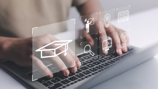 Eine Person tippt auf einem Laptop, während darüber digitale Icons zum Thema Bildung und Lernen eingeblendet sind – darunter ein Abschlusshut, ein Lehrer am Whiteboard, eine Glühbirne und ein Buchsymbol. Das Bild steht sinnbildlich für digitales Lernen und künstliche Intelligenz im Bildungsbereich und passt thematisch zum Einsatz von KI im ChatGPT Lernmodus.