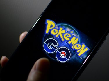 Eine Hand hält ein Smartphone, auf dem das 