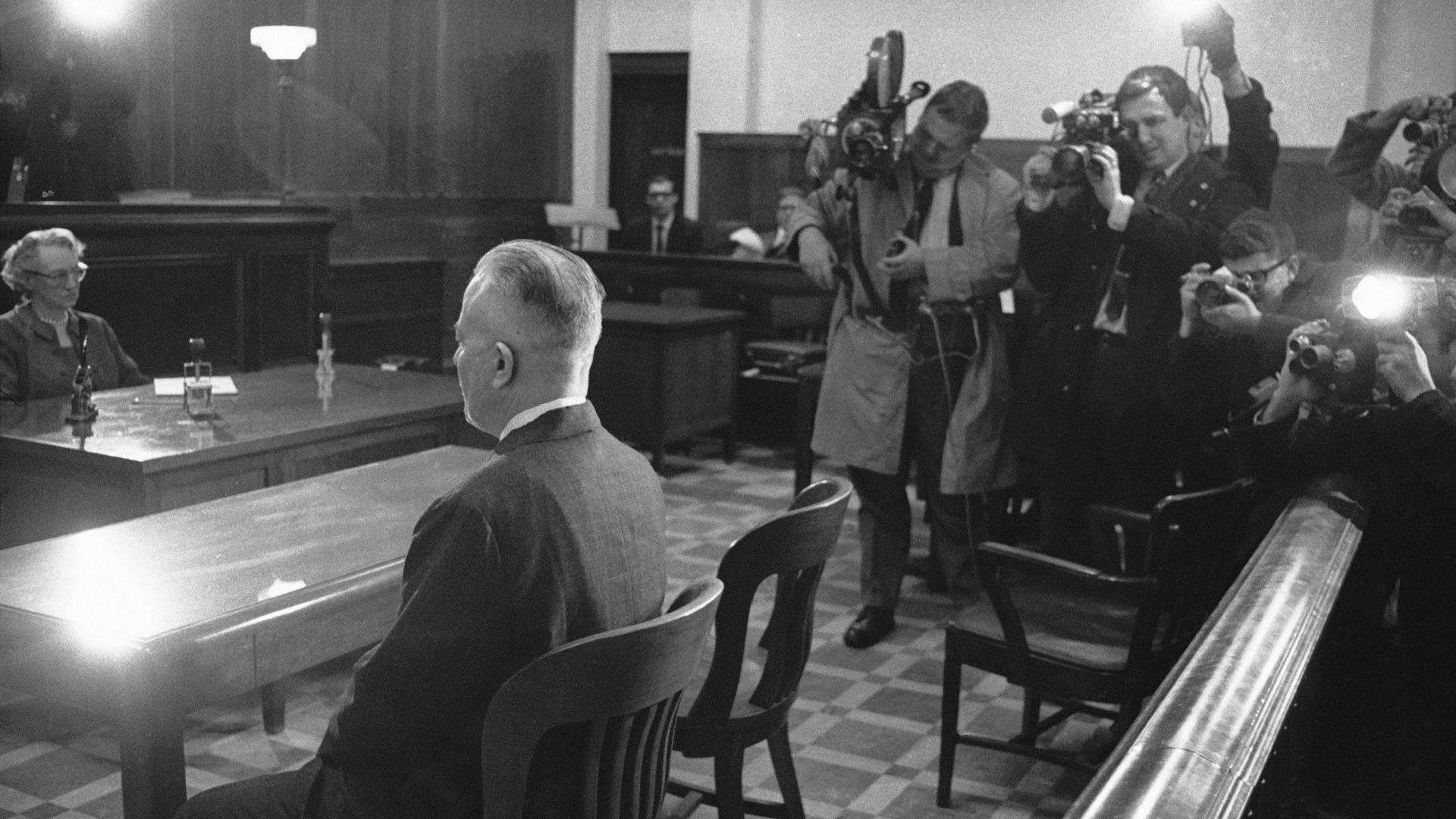 Ed Gein sitzt allein am Tisch der Verteidigung bei seiner Gerichtsverhandlung im Jahr 1968.