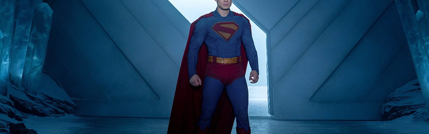 Das Bild in den GigaTV-Highlights im September 2025 zeigt Clark Kent alias Superman, gespielt von David Corenswet. Er steht in einem eisblauen, futuristischen Raum mit kristallinen Strukturen.