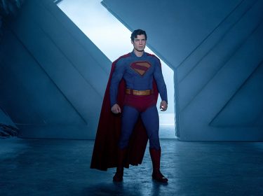 Das Bild in den GigaTV-Highlights im September 2025 zeigt Clark Kent alias Superman, gespielt von David Corenswet. Er steht in einem eisblauen, futuristischen Raum mit kristallinen Strukturen.