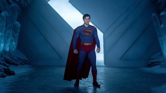 Das Bild in den GigaTV-Highlights im September 2025 zeigt Clark Kent alias Superman, gespielt von David Corenswet. Er steht in einem eisblauen, futuristischen Raum mit kristallinen Strukturen.