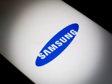 Smartphone mit Samsung-Logo auf dem Display ist zu sehen.