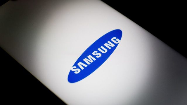 Smartphone mit Samsung-Logo auf dem Display ist zu sehen.