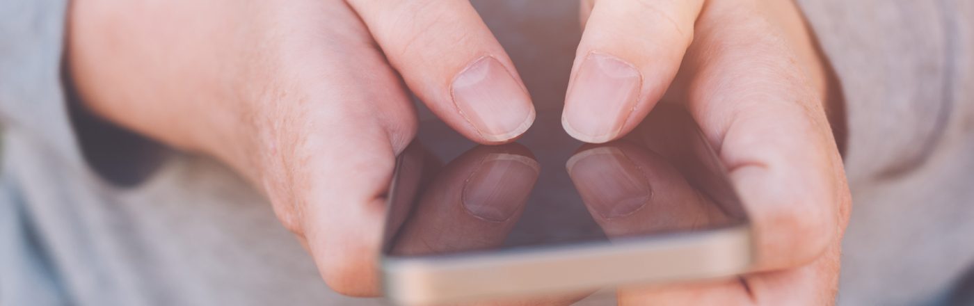 Auf dem Bild zum Thema Google Pixel Akku tauschen hält eine Person ein Smartphone mit beiden Händen im Querformat. Der Fokus liegt auf den Fingern, die präzise das Display bedienen. Die Nahaufnahme vermittelt eine ruhige, konzentrierte Stimmung und steht symbolisch für technische Handgriffe oder Reparaturvorgänge am Gerät.