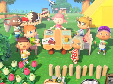 In dieser sommerlichen Szene aus Animal Crossing: New Horizons sitzen verschiedene Charaktere rund um einen Picknicktisch im Grünen. Einige unterhalten sich, andere entspannen in Liegestühlen oder halten ein Fangnetz in der Hand. Im Hintergrund steht ein gelbes Zelt. Die fröhliche Camp-Atmosphäre passt ideal zur Vorfreude auf Animal Crossing für die Switch 2.
