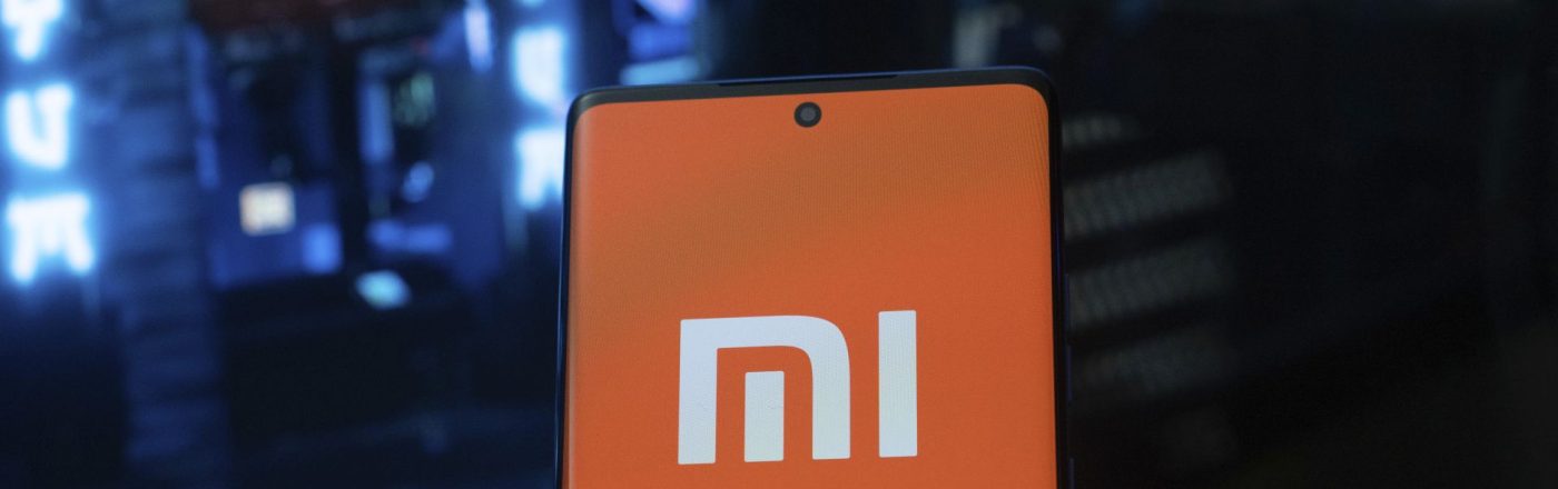 Android-Handy mit dem Logo von Xiaomi auf dem Display.