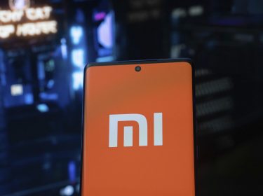 Android-Handy mit dem Logo von Xiaomi auf dem Display.