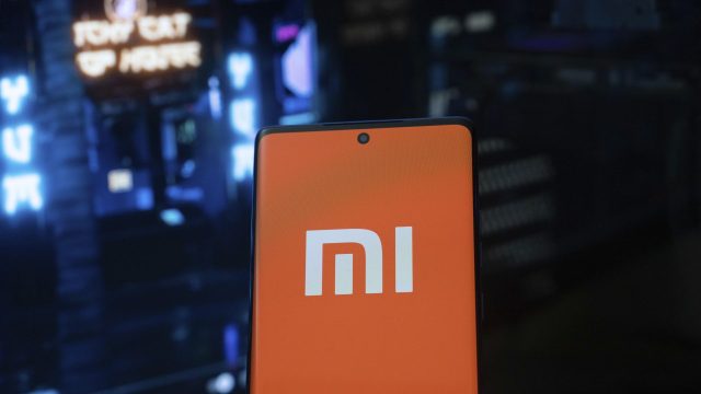 Android-Handy mit dem Logo von Xiaomi auf dem Display.