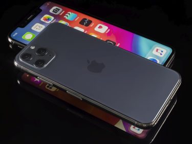 Ein iPhone Xs liegt auf dem Boden.