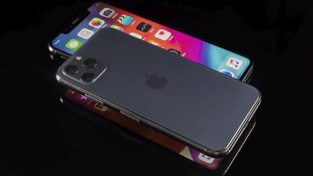 Ein iPhone Xs liegt auf dem Boden.