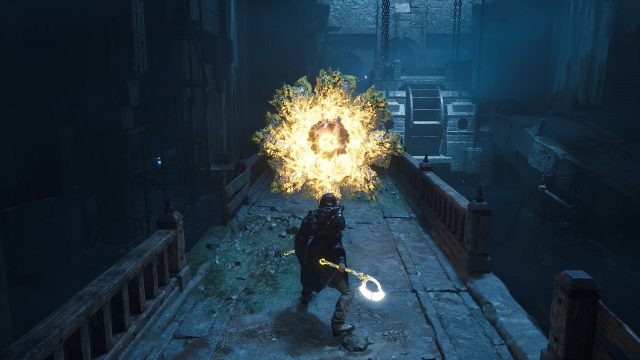 Der Held des Spiels "Hell is Us" trägt eine Axt, hinter ihm sieht man eine Explosion.