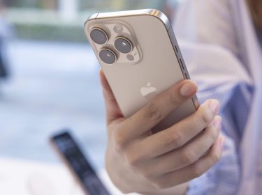 Frau hält iPhone 16 Pro in die Kamera.